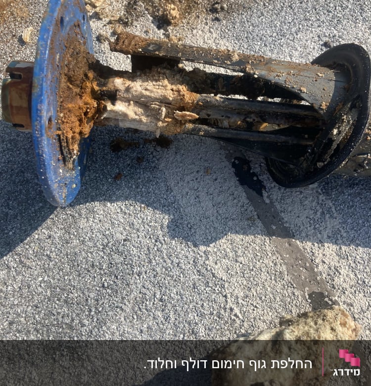 חלקי דוד שמש ישנים עם חלודה ואבנית
